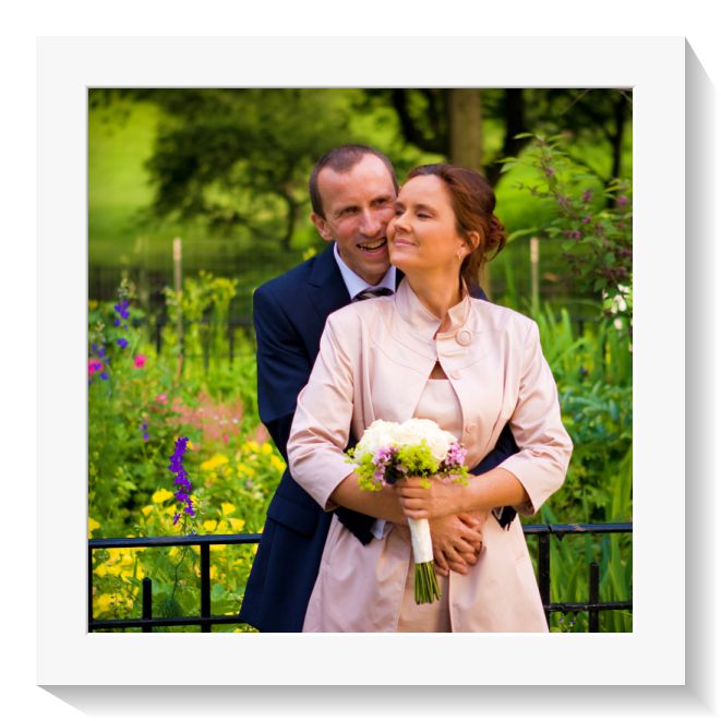 Hochzeitspaar nach Eheerneuerung im Central Park von New York