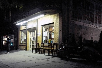 Impression Nachtszene eine Pizzeria in Manhattan New York City -