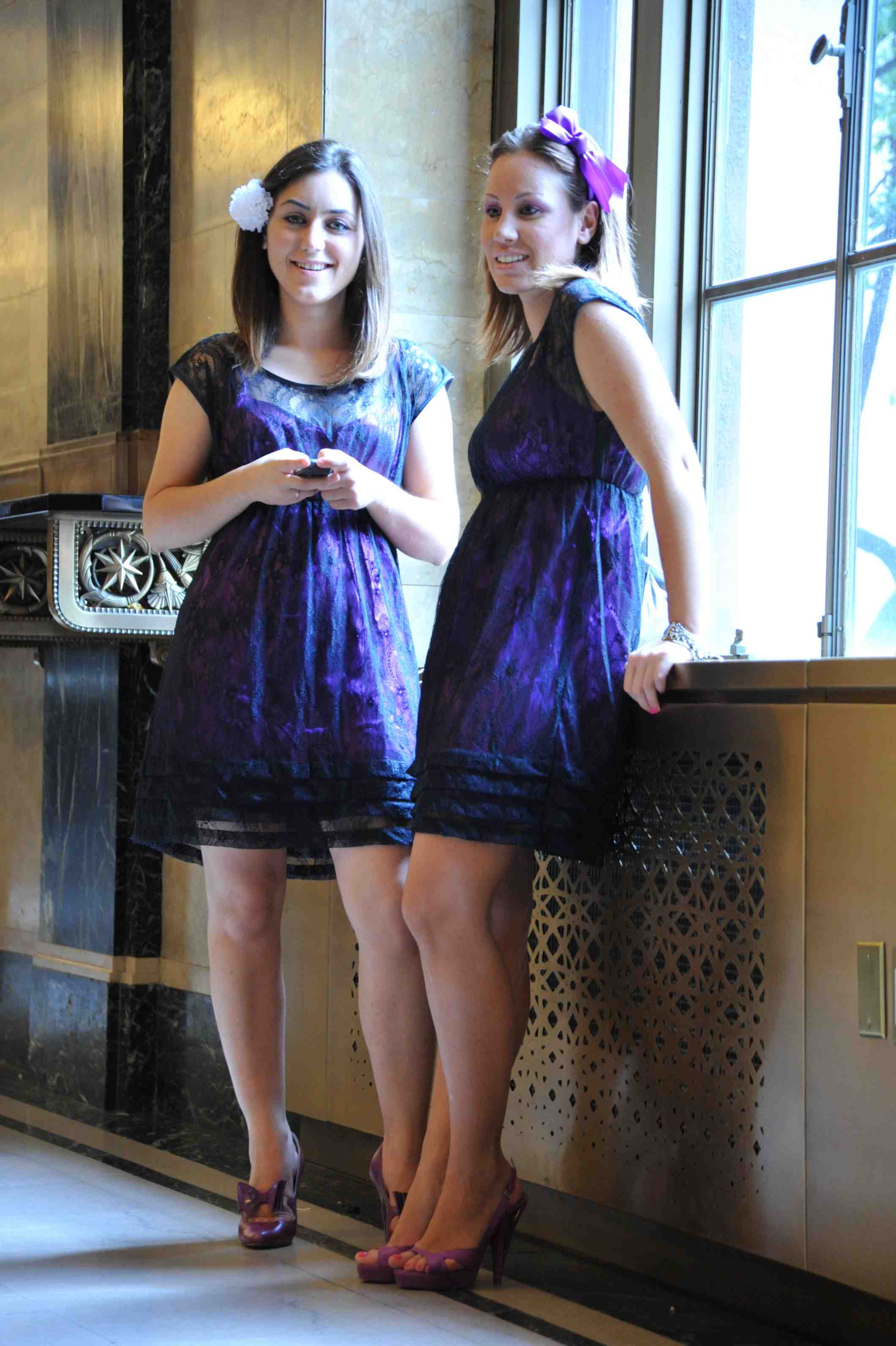 Zwei junge und hübsche Trauzeugingen in Lila kleidern